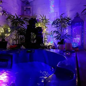 Couette-café La Chaumiere De La Foret Enchantee, Week End Insolite, Avec Jacuzzi Privatif Dans Espace Bien Etre, Et Source Dans Le Jardin